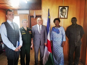L'Ambassadeur russe s'est échangé avec la Ministre centrafricaine de l'Urbanisme L'Ambassadeur russe s'est échangé avec la Ministre centrafricaine de l'Urbanisme