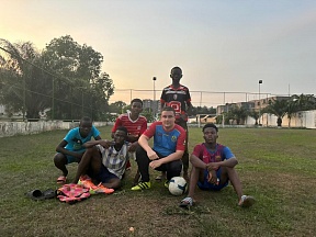Un match amical de football entre l'équipe de l'Ambassade de Russie en RCA et des athlètes centrafricains