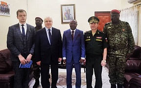 Le 21 avril, l’Ambassadeur de Russie en RCA S.E.M.A.BIKANTOV et le général major A.GALIMOULLINE, chef du Bureau du Ministère de la Défense de la Fédération de Russie, ont été reçus en audience par S.E.M. C.R.Bireau, Ministre centrafricain de la Défense na