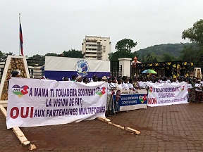 Le 8 mars, à l'occasion de la Journée internationale de la Femme, le mouvement social A mama ti Touadéra a organisé un rassemblement en face de l’Ambassade de Russie à Bangui en faveur de l'amitié avec notre pays.