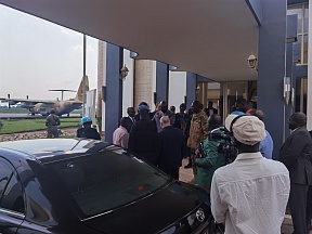 L’Ambassadeur russe S.E.M. A.BIKANTOV a salué la délégation du gouvernement centrafricain L’Ambassadeur russe S.E.M. A.BIKANTOV a salué la délégation du gouvernement centrafricain